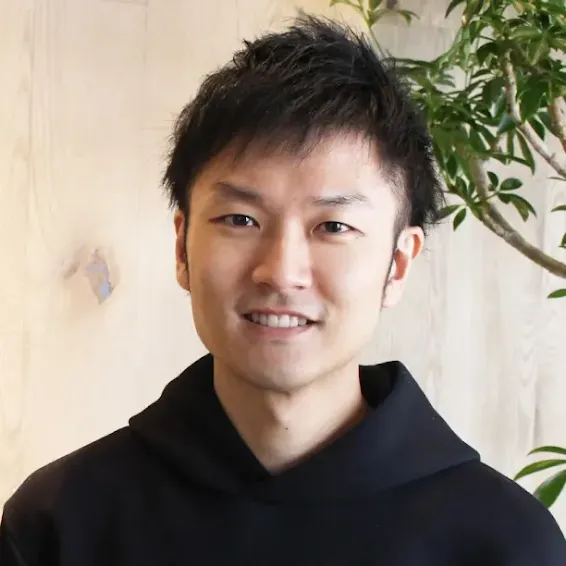 男が見ている。