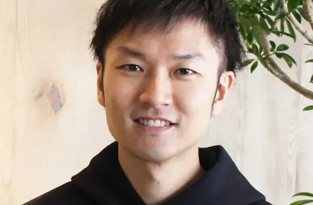 男が見ている。
