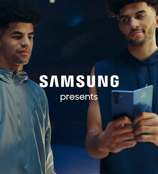 Los jugadores de baloncesto de la Universidad de Duke, Cameron y Cayden Boozer, piden a Gemini que haga que el mate de Cameron parezca que lo ha hecho en la Luna.