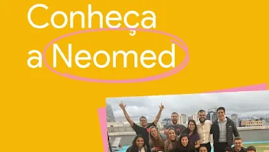Sobre fundo amarelo, texto com os dizeres "Conheça a Neomed". Abaixo do texto, há uma foto da equipe da Neomed.