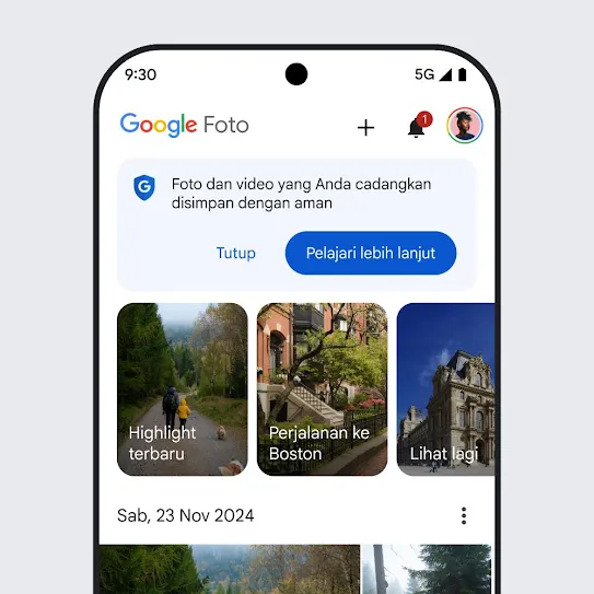 Visual layar smartphone dengan Google Foto terbuka, menampilkan pesan keamanan yang bertuliskan, "Foto dan video yang Anda cadangkan tetap aman dan terlindungi" dengan link untuk mempelajari lebih lanjut.