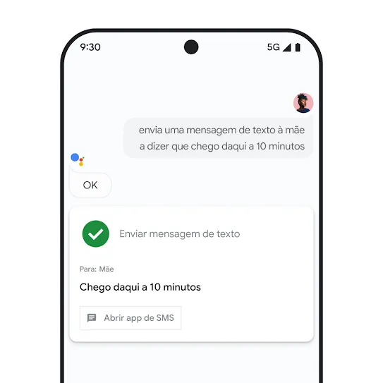 Imagem do ecrã de um smartphone com o Assistente Google aberto, a apresentar uma interação de voz para enviar uma mensagem de texto a um membro da família.
