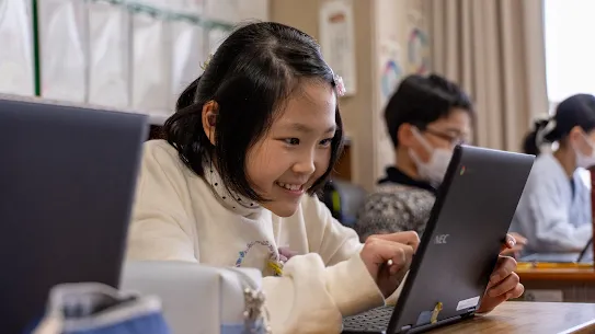小学生が Chromebook を使うイメージ