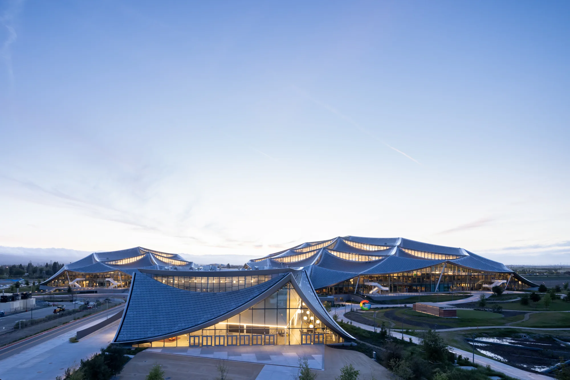 Vue du campus Google de Bay View au crépuscule