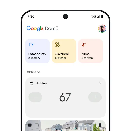 Vizualizace obrazovky chytrého telefonu s otevřenou aplikací Google Home zobrazující panel s přehledem informací o bezpečnostních kamerách, osvětlení a klimatu. 
