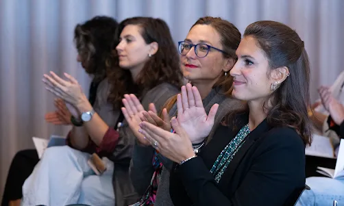 Mujeres aplaudiendo