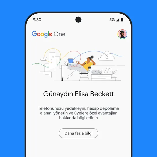 Google One'ın açık olduğu akıllı telefon ekranı görseli. Ekranda, kişiselleştirilmiş bir karşılama mesajının yanı sıra telefon yedeklemeleri ve üyelere özel avantajlar da dahil olmak üzere hesap depolama alanı hakkında bilgilendirici bir mesaj ve daha fazla bilgi edinmek için bir bağlantı gösteriliyor.
