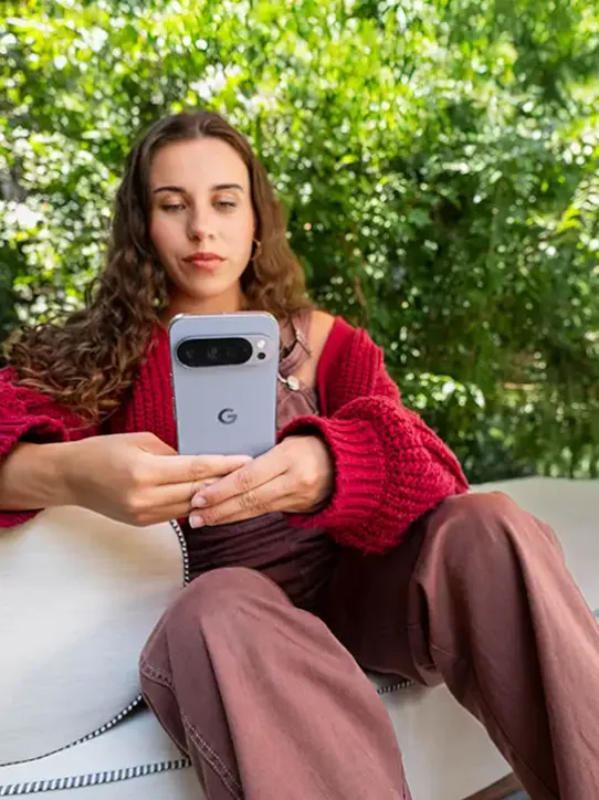 Frau benutzt ihr Android-Smartphone