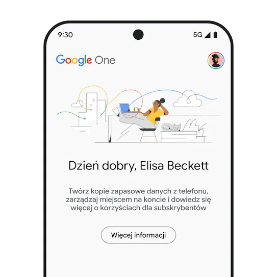 Ilustracja przedstawiająca ekran smartfona z otwartą aplikacją Google One, w której widać spersonalizowane powitanie i komunikat o wykorzystaniu miejsca na dane, kopiach zapasowych telefonu i korzyściach dla subskrybentów oraz link Więcej informacji.