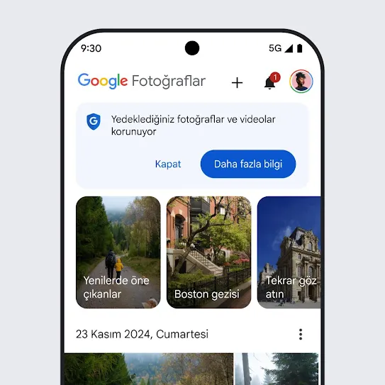 Google Fotoğraflar'ın açık olduğu akıllı telefon ekranı görseli. Ekranda, "Yedeklediğiniz fotoğraflar ve videolar korunuyor." mesajı ve daha fazla bilgi edinmek için bir bağlantı gösteriliyor.