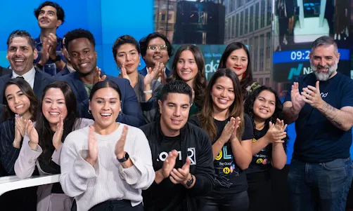 Un grupo de fundadores aplaudiendo y sonriendo