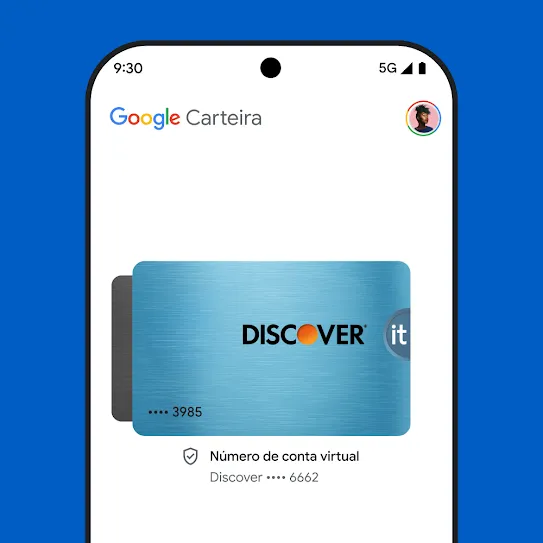 Representação da tela de um smartphone com a Carteira do Google aberta, mostrando a imagem de um cartão de crédito acompanhada de um número da conta virtual e um ícone de transação segura concluída.