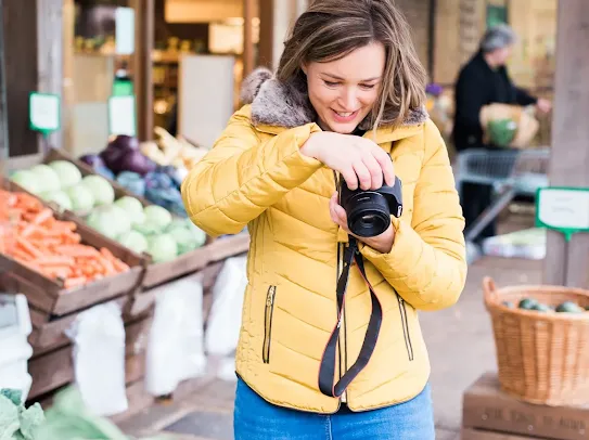 Eb snapping a pic of food.