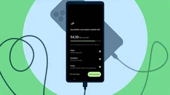 Smartphone zeigt auf Display Daten, die auf ein Android-Gerät übertragen werden sollen