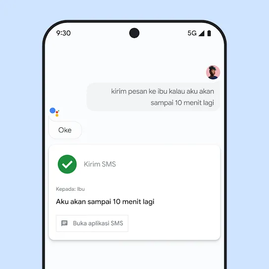 Visual layar smartphone dengan Asisten Google terbuka, menampilkan interaksi suara untuk mengirim pesan teks kepada anggota keluarga.