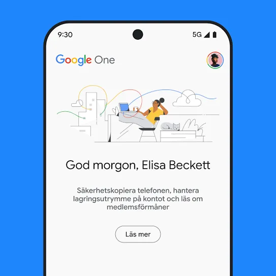 Bild som visar en smartphone-skärm med Google One öppet. Ett anpassat välkomstmeddelande och ett informationsmeddelande om lagringsutrymme på kontot visas, inklusive telefonsäkerhetskopior och medlemsförmåner, med en länk för att läsa mer.