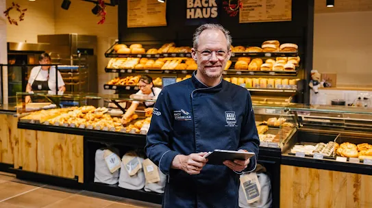 Andreas Fickenscher bei der Qualitätskontrolle in einer seiner Filialen. 
