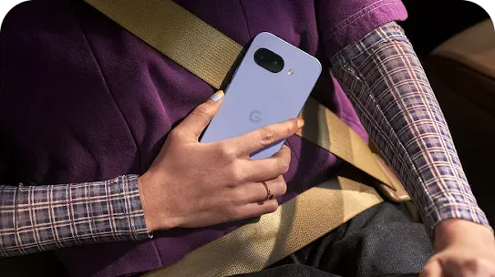 Frau hält Android Smartphone unterwegs