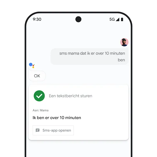 Visuele weergave van een smartphonescherm met de Google Assistent geopend, waarop een spraakinteractie wordt getoond om een tekstbericht naar een gezinslid te sturen.