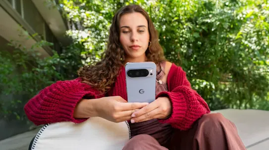 Frau benutzt ihr Android-Smartphone