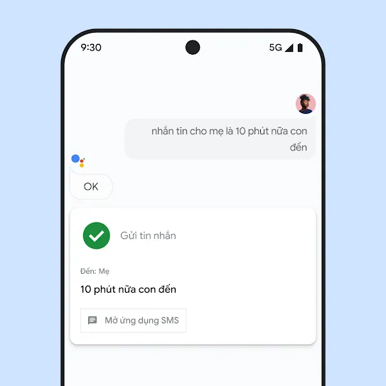 Hình ảnh màn hình điện thoại thông minh đang mở Trợ lý Google, hiển thị một lượt tương tác bằng giọng nói yêu cầu gửi tin nhắn văn bản cho một thành viên gia đình.