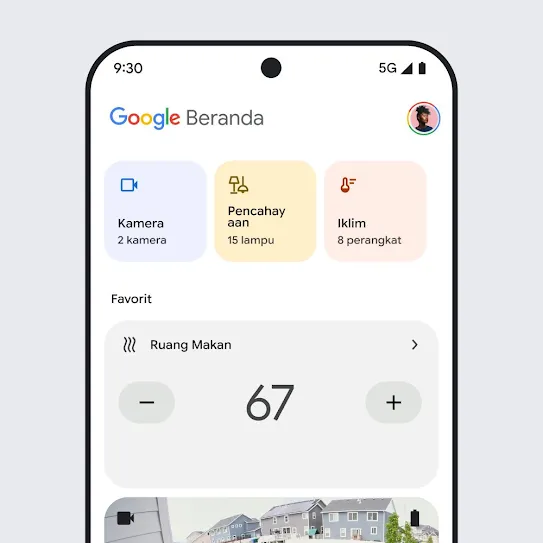 Visual layar smartphone dengan Google Home terbuka, menampilkan dasbor yang menyajikan informasi sekilas tentang kamera keamanan, pencahayaan, dan pengatur kondisi udara. 