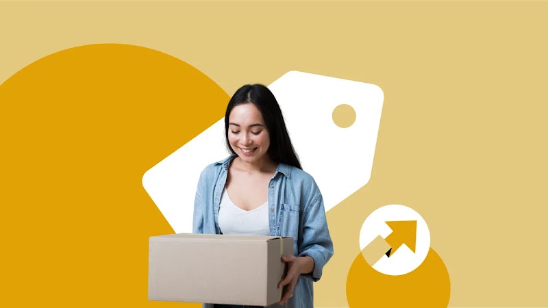 Una mujer con camisa de jean sostiene una caja mientras sonríe. Detrás de ella, un fondo en diferentes tonos de amarillo, un ticket de compra y una flecha ascendente.