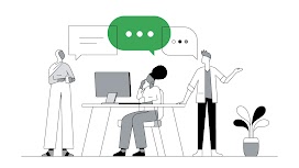 Da sinistra a destra vediamo una donna con il velo, in piedi con una tazza di caffè in mano, una donna nera seduta alla scrivania e un uomo con capelli chiari, in piedi. Sopra di loro dei fumetti a indicare il fatto che stiamo parlando tra loro