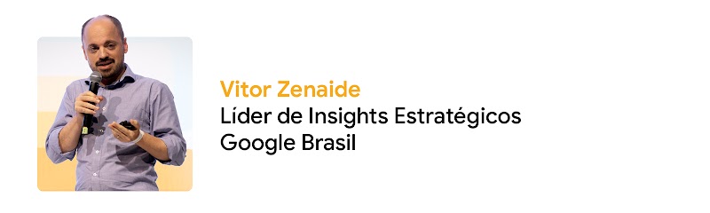 Foto de Vitor Zenaide, Líder de Insights Estratégicos do Google Brasil. Ele é um homem branco, com cabelo curto e bigode. Ele veste camisa social com as mangas dobradas e fala segurando um microfone.