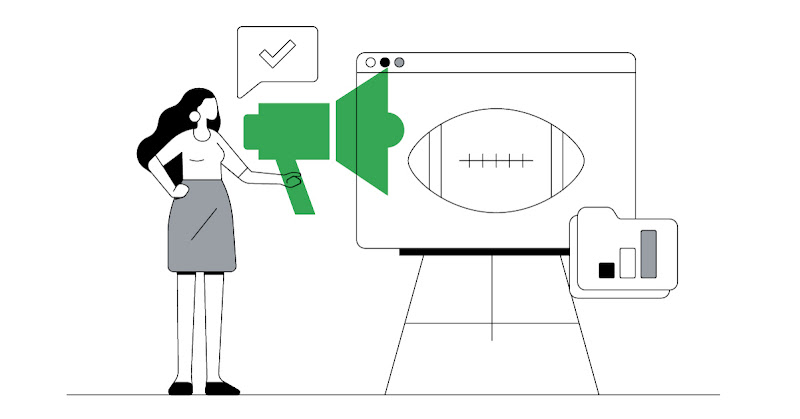 Una chica sujeta un megáfono verde mientras ve en la televisión una pelota de fútbol americano