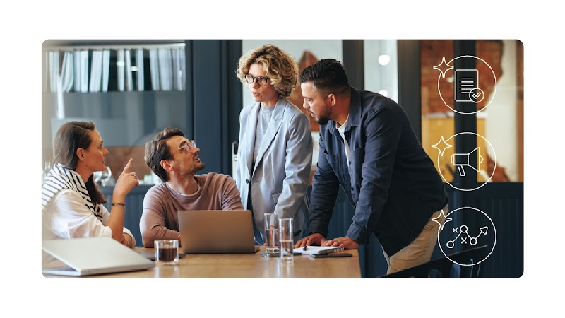 Quatro pessoas em volta de uma mesa de trabalho, ao lado de um computador e xícaras de café. À direita, três ícones: um documento, um megafone e algumas linhas pontilhadas.
