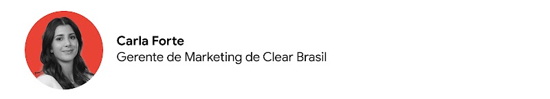 Foto em P&B de Carla Forte, Gerente de Marketing de Clear Brasil. Ela tem cabelo escuro comprido e sua imagem está sobreposta a um fundo vermelho.