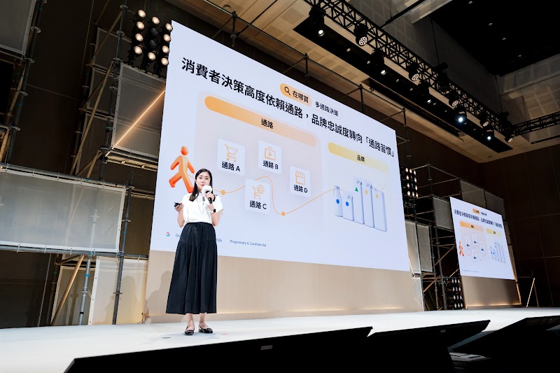 佳格食品集團行銷處普通食品副處長 Jane Lee 於舞台演講，簡報說明消費者決策高度依賴通路、品牌忠誠度轉向通路習慣