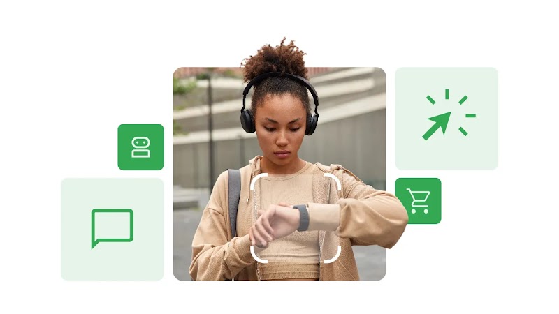 Una mujer con audífonos mira su reloj inteligente, rodeada de iconos digitales: un cursor haciendo clic, un carrito de compras, un chat y un bot. La composición sugiere tecnología y conectividad en un entorno urbano. No contiene texto legible.