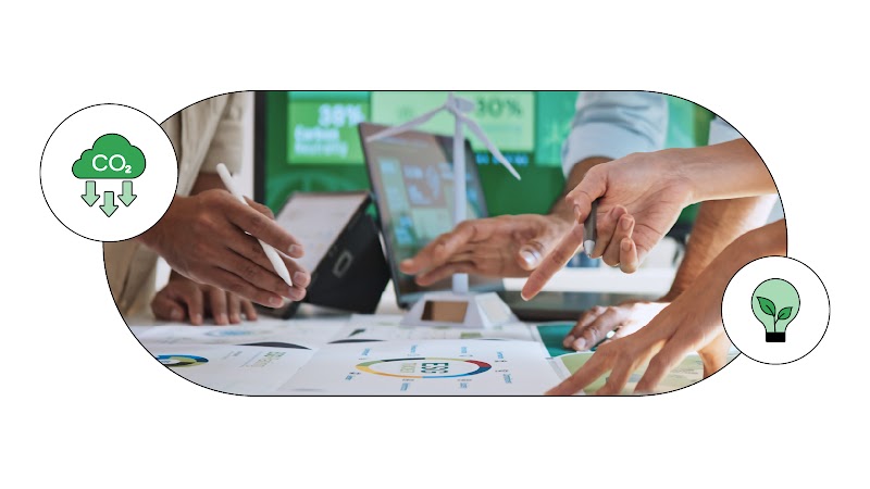 Une photo montre des mains placées au-dessus d'un rapport. De petites icônes apparaissent sur la photo : l'une montre un nuage comportant le terme "CO2" et des flèches pointant vers le bas, l'autre représente une ampoule avec des feuilles à l'intérieur.