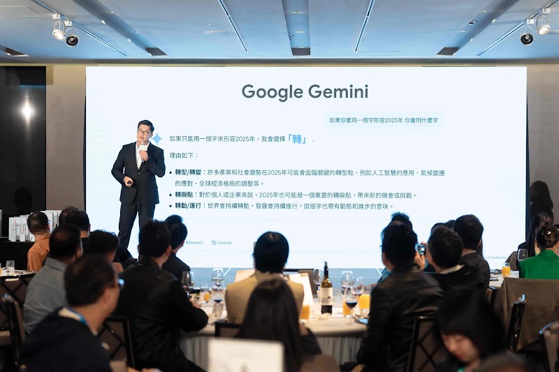 Google 客戶解決方案副總經理 David Lee 於業界論壇演講。背景大螢幕顯示「Google Gemini」標題與演講重點內容。舞台背景為淡藍色調，大廳座位區域多位出席者從各角度聽講。講者穿著深藍色西裝，聚焦分享 Gemini 作為 2025 年核心詞「轉」的行銷意涵。演講內容涵蓋三大重點：透過結構化提示優化 2026 行銷策略；利用 Google AI 驅動廣告轉型與效能提升；應對行銷轉型挑戰並創造數位價值。Google AI 技術為代理商提供端對端行銷轉型解決方案。