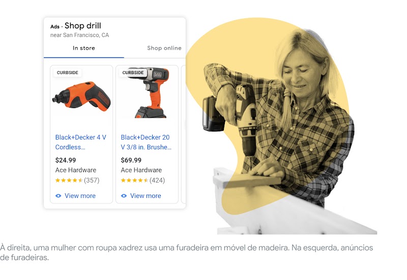 À direita, uma mulher com roupa xadrez usa uma furadeira em móvel de madeira. Na esquerda, anúncios de furadeiras.