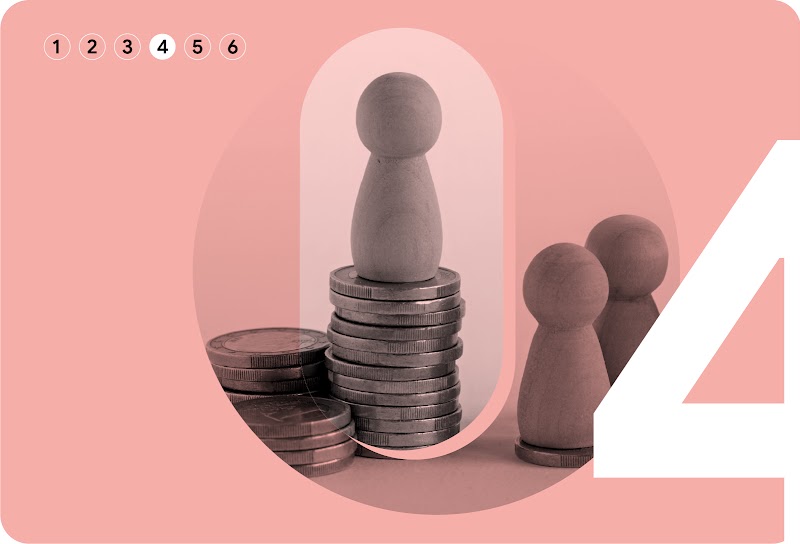 Chapitre 4 sur 6. Un pion de jeu d'échecs se trouve sur une pile de pièces de monnaie, à côté de deux piles de pièces plus petites et d'autres pions.