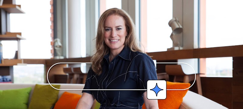 Google'da Avrupa, Orta Doğu ve Afrika bölgesinden sorumlu başkan Debbie Weinstein'in fotoğrafı. Fotoğrafta Google Arama çubuğunun ve Gemini simgesinin illüstrasyonları var.