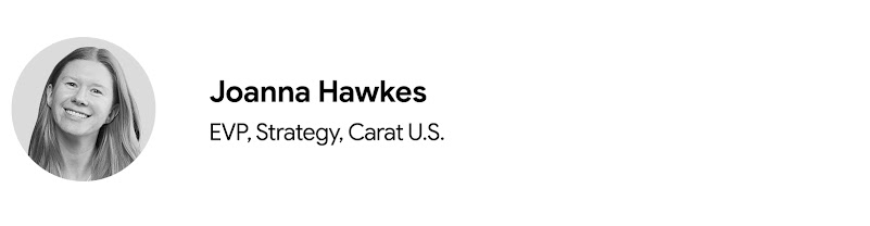 Foto del rostro de Joanna Hawkes, vicepresidenta ejecutiva de Carat para Estados Unidos. Hawkes es de piel clara y pelo largo, y está sonriendo.
