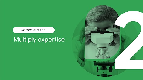 Guía sobre el uso de la IA en agencias. Capítulo 2: Multiplica los conocimientos. Una persona con el pelo liso a la altura de los hombros mira por los oculares de un microscopio y ajusta el enfoque.