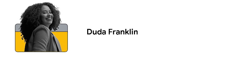 Duda Franklin tem sua imagem em preto e branco com fundo amarelo emoldurada.