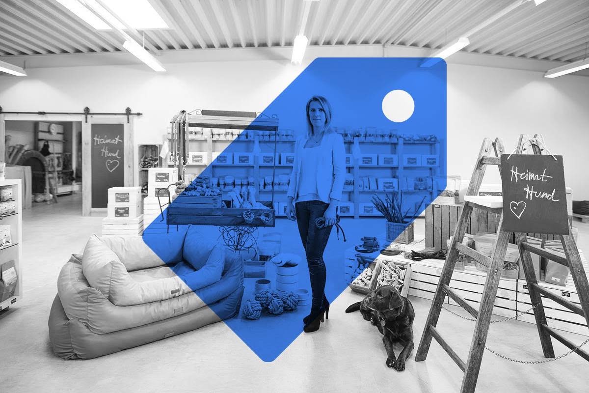 Immagine di persone che chiacchierano e ridono in una stanza