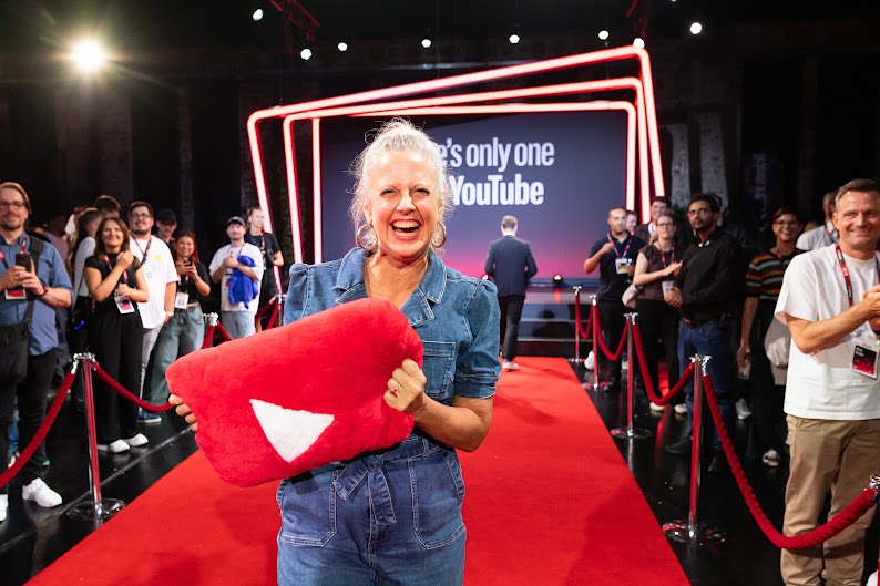 Selbst langjährige TV-Größen erfinden sich auf YouTube noch einmal neu. Barbara Schöneberger wurde als „Newcomerin des Jahres“ auf dem YouTube Festival ausgezeichnet.