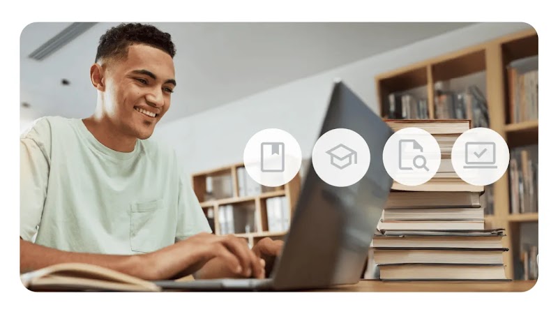 Homem de cabelo castanho curto, vestindo camiseta verde, usa o notebook em uma biblioteca. Ícones que acompanham a imagem: formatura, pesquisa, computador e trabalho.