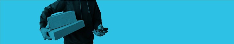 Un homme porte des articles retournés dans des boîtes en carton