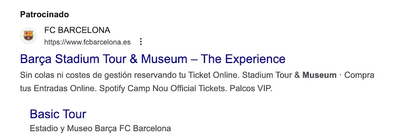 Ejemplo de anuncio de Google Ads del FC Barcelona donde se lee Barça Stadium & Museum The Experience y Basic Tour y el escudo del equipo.