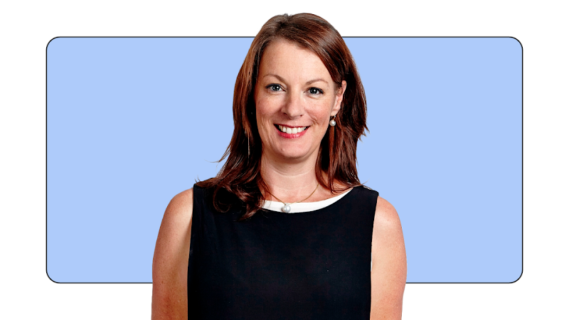 Karen Stocks, vice-présidente des solutions de mesure à l'échelle mondiale chez Google, apparaît debout et souriante devant un rectangle bleu clair. Karen Stocks a la peau claire et des cheveux châtains mi-longs. Elle porte une robe noire sans manches ave