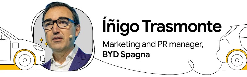 Íñigo Trasmonte, Marketing and PR Manager, BYD Spagna, con un'illustrazione di un'automobile
