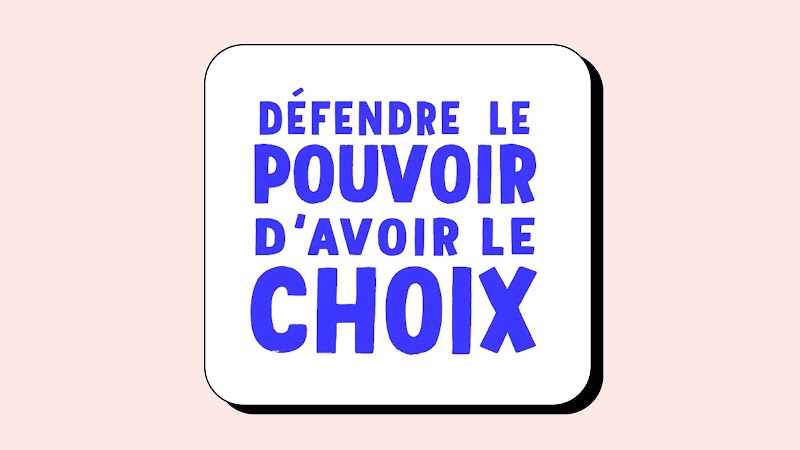Visuel mettant en scène le nouveau slogan de Cdiscount. On voit inscrit en lettres bleues dans un encadré blanc “Défendre le pouvoir d’avoir le choix”. Le fond est rouge pastel.